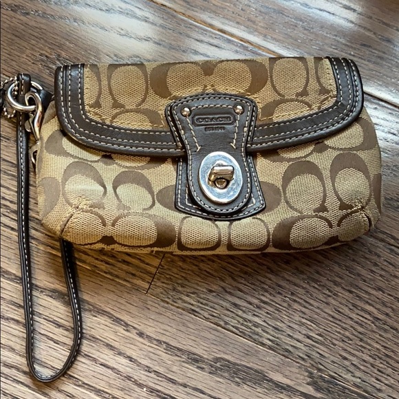 Coach wristlet - Picture 2 of 9